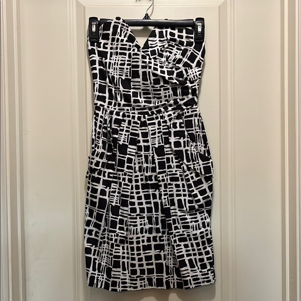 Snap size 3 Chic Black and White Strapless Dress with pockets